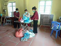 Hội viên chi hội phụ nữ thôn Tồng Riền, xã Hải Yến ủng hộ nhu yếu phẩm, phòng chống dịch COVID-19. Ảnh: Hoàng Hương