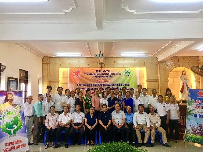 Hội thảo chia sẻ kinh nghiệm bảo vệ môi trường và ứng phó với biến đổi khí hậu giữa các đội ứng cứu khẩn cấp khi có thiên tai, trên địa bàn thành phố Hải Phòng do Caritas Hải Phòng tổ chức. Ảnh: CTV