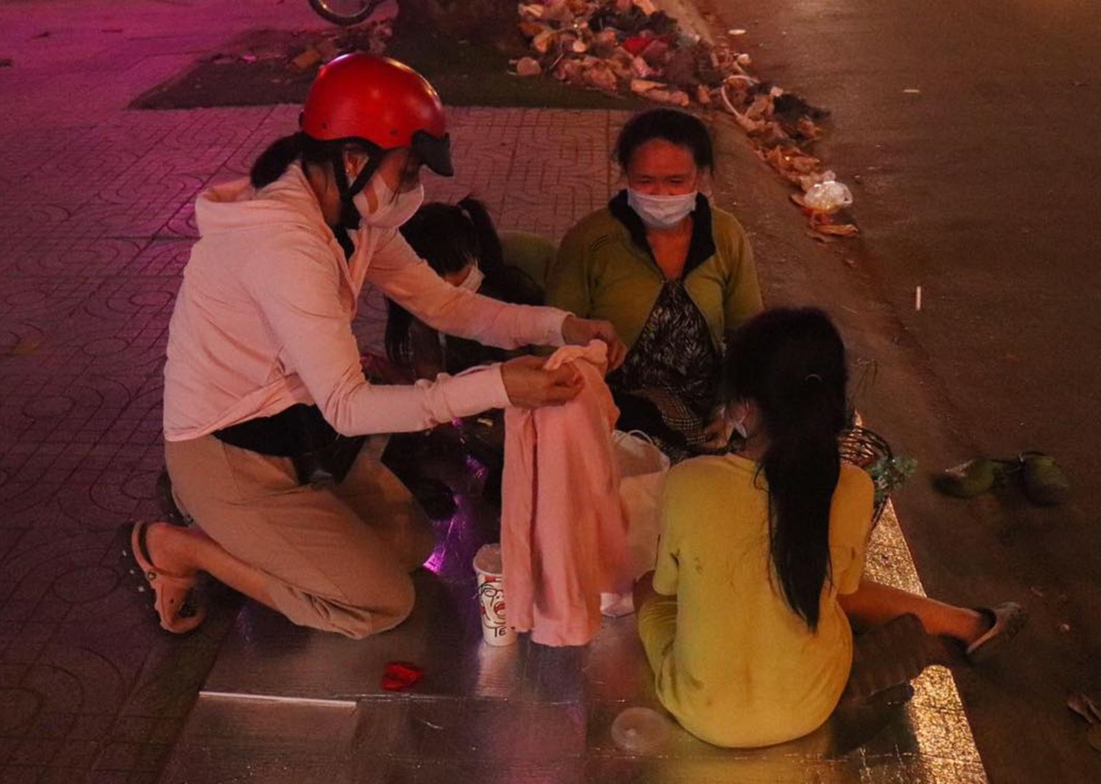 Áo ấm mùa đông được trao tặng đến người vô gia cư trên đường phố