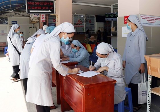Nhiều nữ tu tham gia hỗ trợ lực lượng tuyến đầu chống dịch COVID-19. Ảnh: CTV