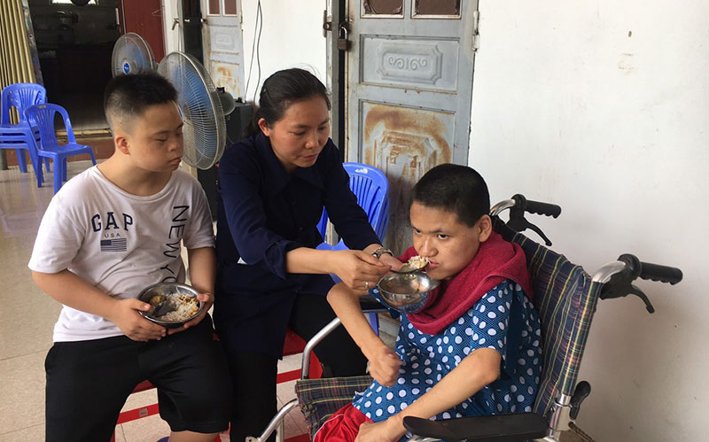 Sơ Bích chăm sóc các con tại Mái ấm Thánh Tâm.