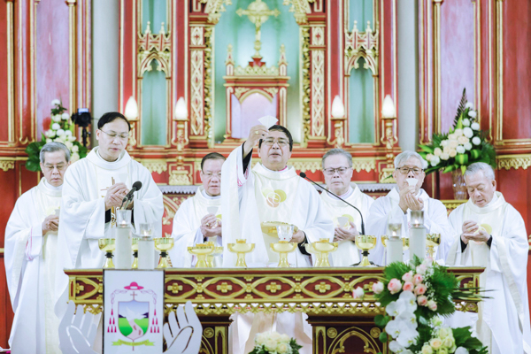 Gia đình Giáo phận Hải Phòng vô cùng hân hoan mừng đón sự kiện khởi đầu sứ vụ Mục tử giáo phận của Đức cha Vinh Sơn Nguyễn Văn Bản. Ảnh: CTV