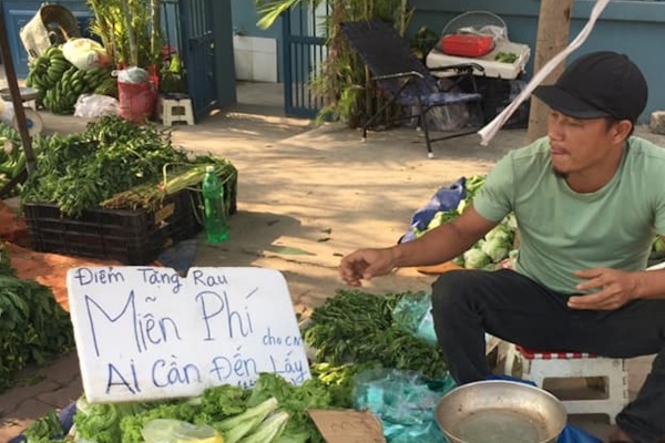 Vẫn với sự hài hước thường lệ, anh bán rau xăm trổ Minh Râu cảm ơn tình cảm mọi người yêu mến mình, nhưng nhận tiền thì không. Ảnh: CTV