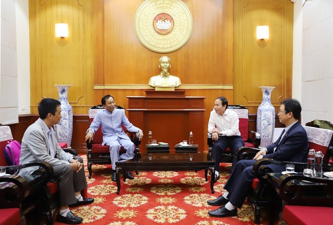 Phó Chủ tịch - Tổng Thư ký Lê Tiến Châu trao đổi với Hiệp sĩ Đại Thánh giá Lê Đức Thịnh. Ảnh: Phạm Cường 