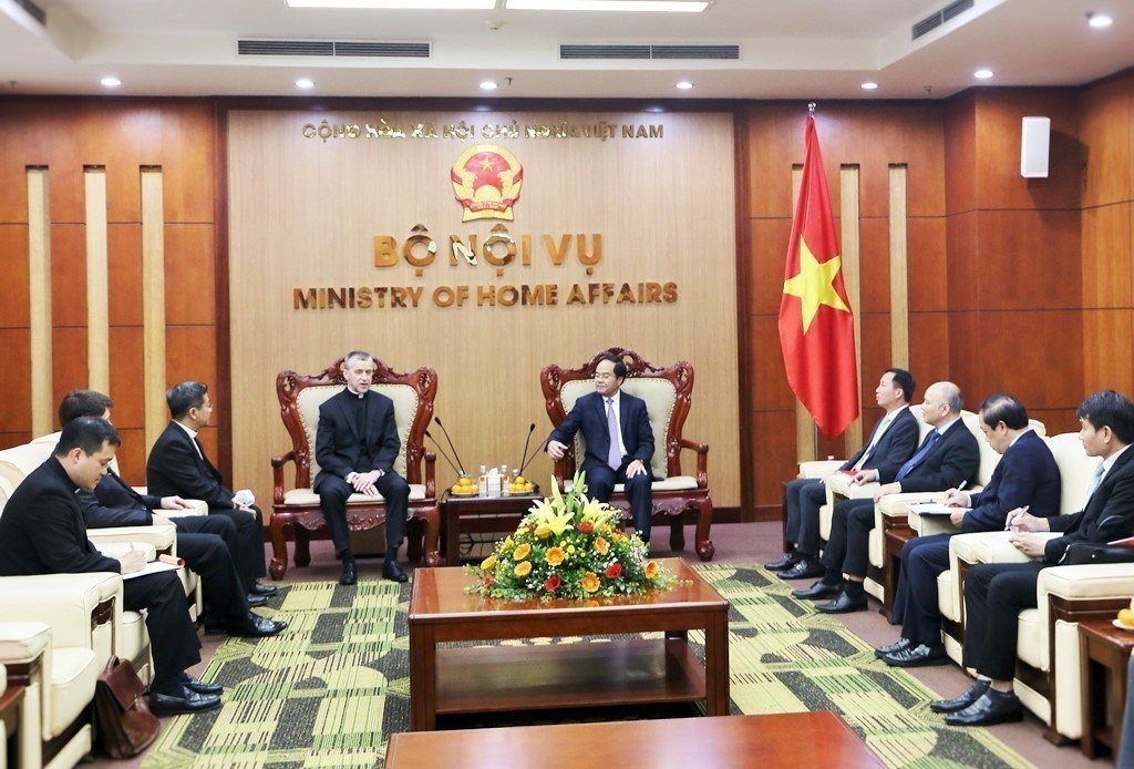 Thứ trưởng Bộ Nội vụ Vũ Chiến Thắng tiếp Thứ trưởng Ngoại giao Tòa thánh Vatican, Đức ông Miroslaw Stanislaw Wachowski. Ảnh: Minh Phương
