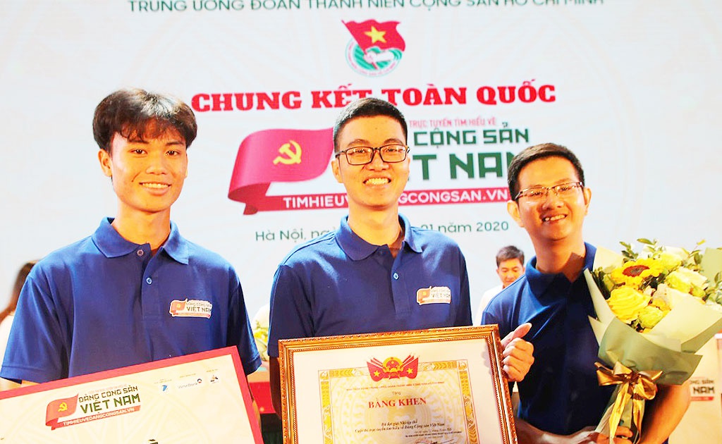Phạm Văn Trường (giữa) và các đồng đội đoạt giải nhì cuộc thi trực tuyến Tìm hiểu về Đảng Cộng sản Việt Nam đầu năm 2020. Ảnh: CTV