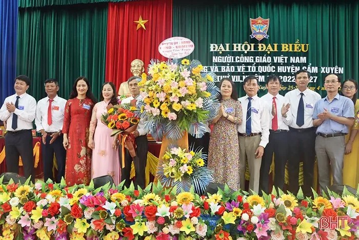 Đại diện lãnh đạo Ủy ban MTTQ tỉnh Hà Tĩnh, Ủy ban Đoàn kết Công giáo tỉnh, lãnh đạo huyện Cẩm Xuyên, ban đoàn kết công giáo một số huyện/thị/thành phố tặng hoa chúc mừng đại hội. Ảnh: MC