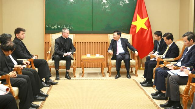 Phó Thủ tướng Thường trực Chính phủ Phạm Bình Minh tiếp Thứ trưởng Bộ Ngoại giao Tòa Thánh Vatican, Đức ông Mirosaw Stanislaw Wachowski. Ảnh: CTV