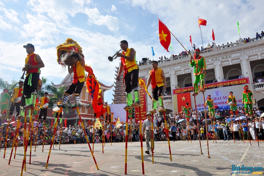 Biểu diễn cà kheo trong lễ hội. Ảnh: CTV