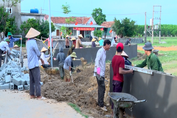 Bà con giáo dân ở thị xã Kỳ Anh chung sức xây dựng nông thôn mới. Ảnh: CTV