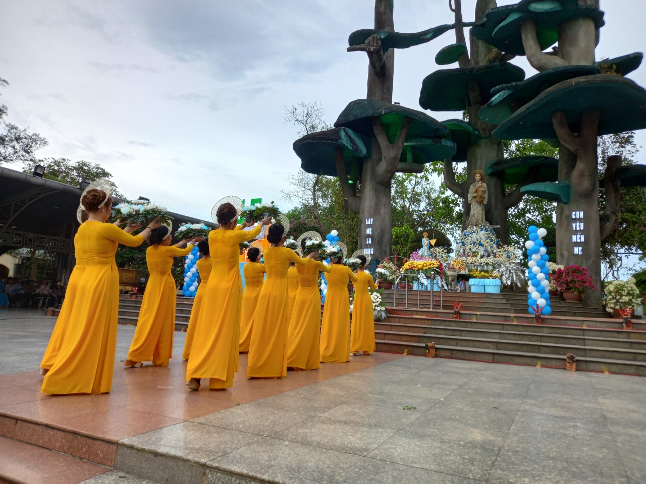 Dâng lên Mẹ La Vang những lời khẩn nguyện. 
