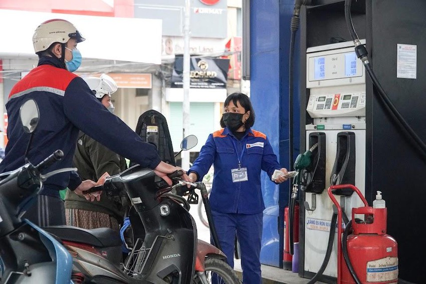 Bộ Tài chính đề xuất giảm tiếp thuế bảo vệ môi trường với xăng dầu. Ảnh: Phi Hùng