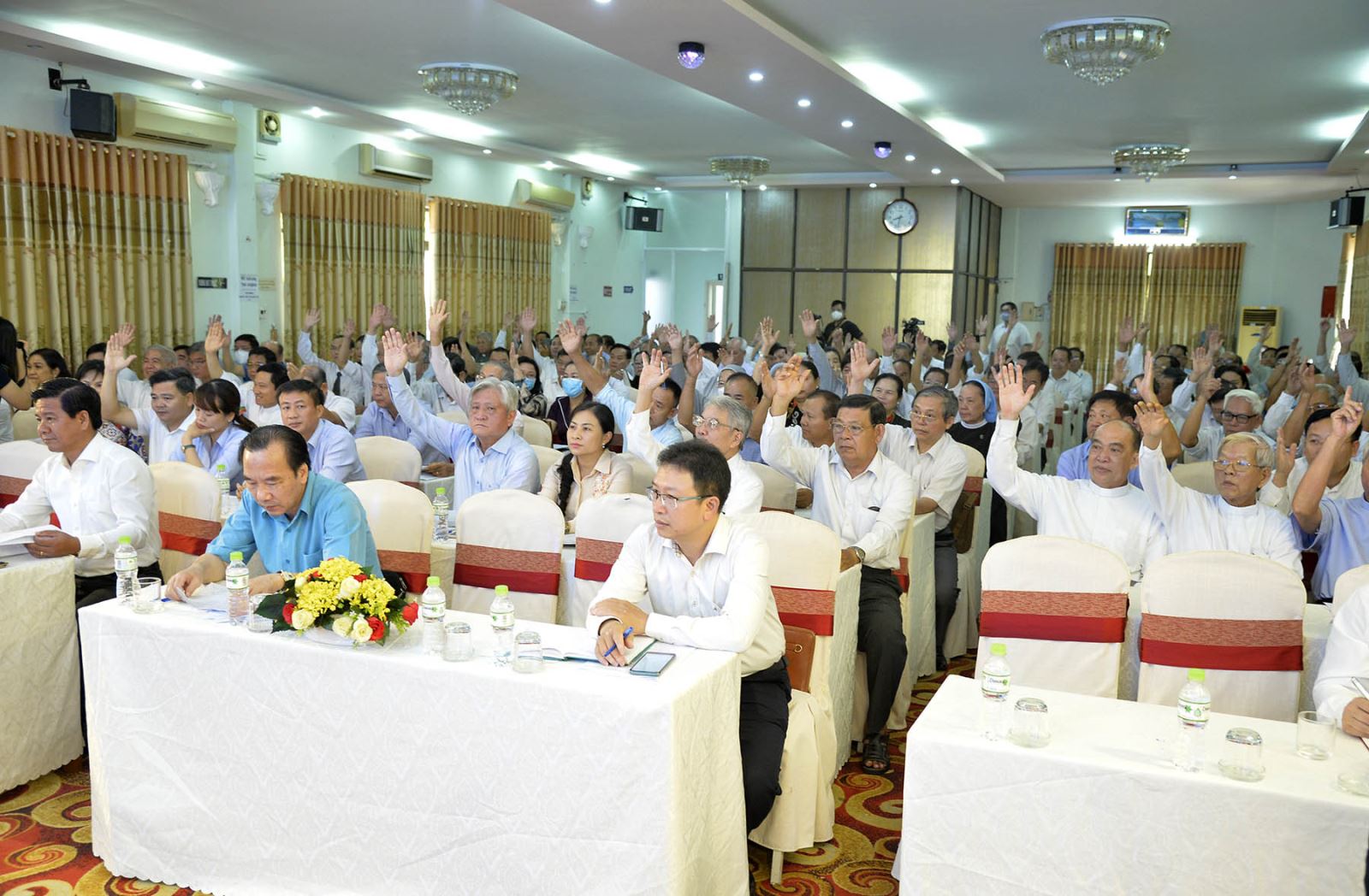 Các đại biểu biểu quyết tại Hội nghị. Ảnh: Mạnh Cường