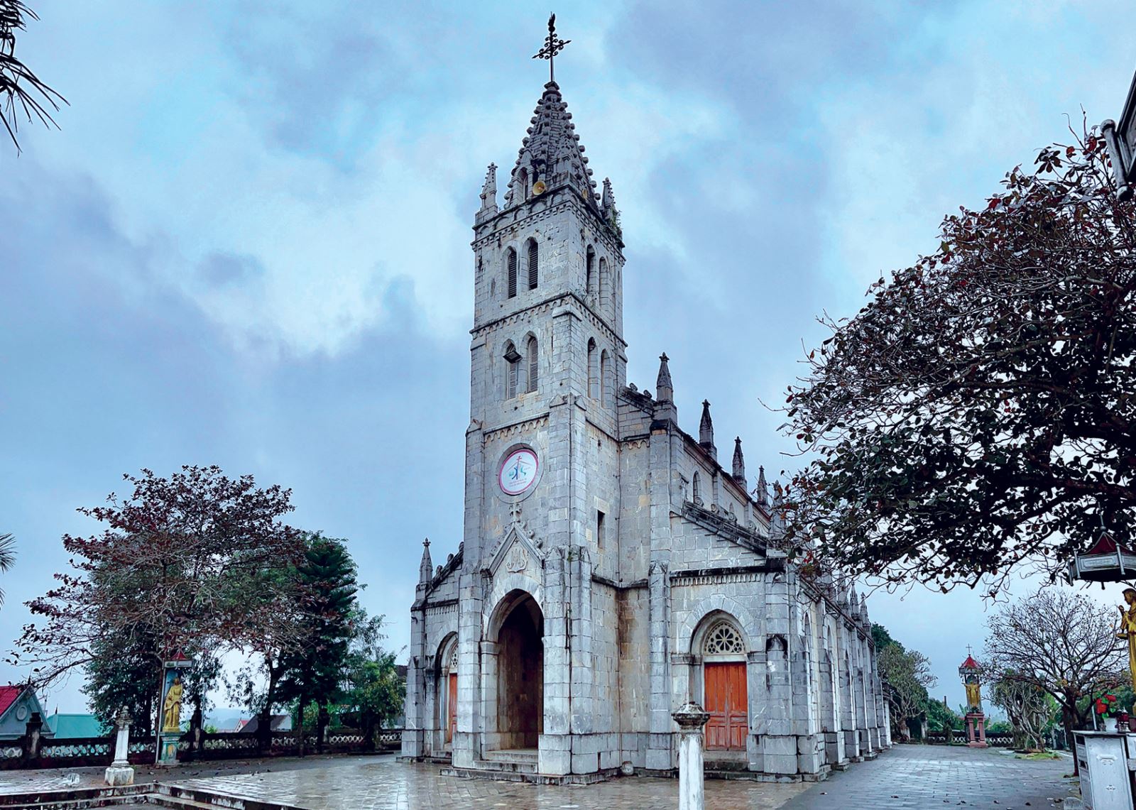 Nhà thờ đá Bảo Nham. 