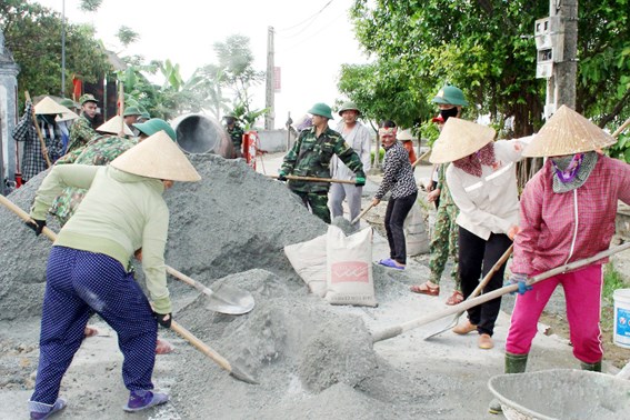 Bà con lương - giáo cùng chung tay xây dựng thôn Liên Tiến đạt chuẩn khu dân cư kiểu mẫu năm 2021.