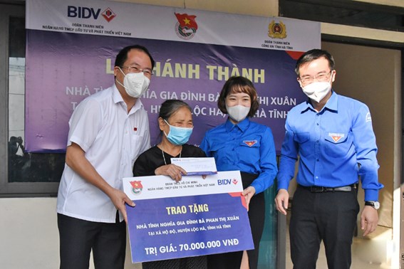 Chính quyền, nhà tài trợ, người thân, xóm giềng hỗ trợ kinh phí, ngày công giúp bà Phan Thị Xuân (giáo dân có hoàn cảnh đặc biệt khó khăn) ở xã Hộ Độ làm nhà ở.