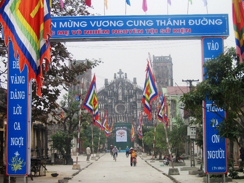 Ngày 24/6/2010, Bộ Phụng tự của Tòa Thánh có sắc phong nâng nhà thờ Sở Kiện thành tiểu Vương cung Thánh đường mang tước hiệu Đức Mẹ vô nhiễm nguyên tội. 