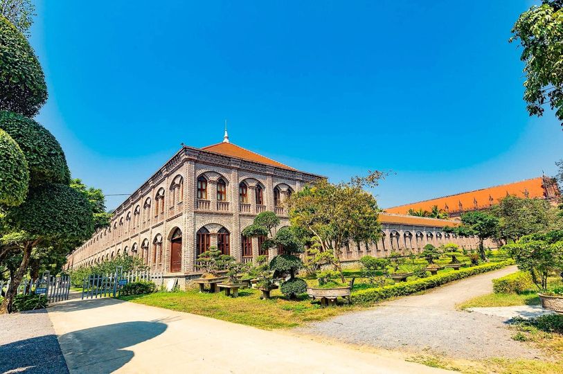 Đan viện thánh mẫu Châu Sơn hệt tòa lâu đài châu Âu cổ kính. 