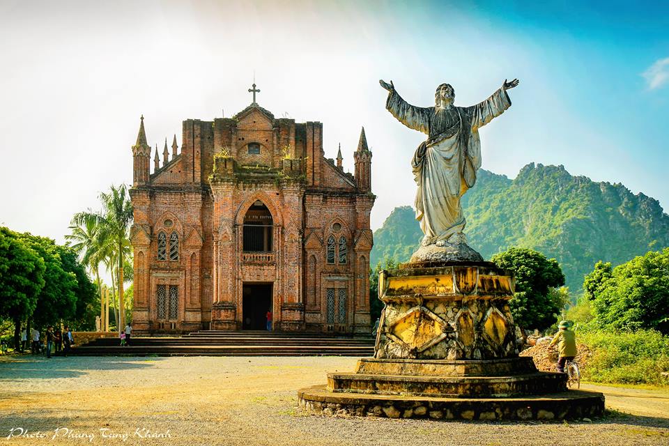 Nằm ẩn mình giữa núi rừng hùng vĩ của vùng đất cố đô, Đan viện Thánh Mẫu Châu Sơn sở hữu kiến trúc cổ Gothic cổ của châu Âu. 