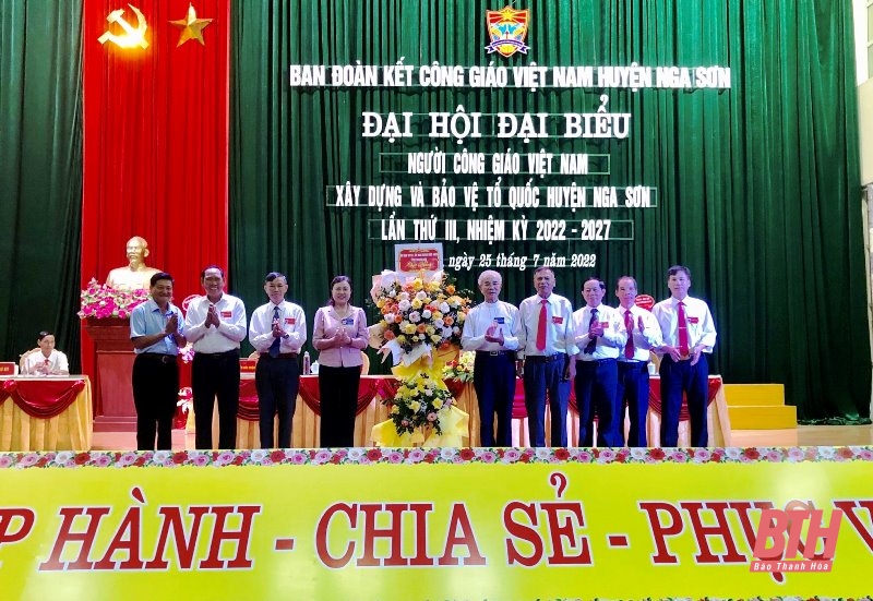 Lãnh đạo ủy ban MTTQ tỉnh tặng hoa chúc mừng Đại hội.