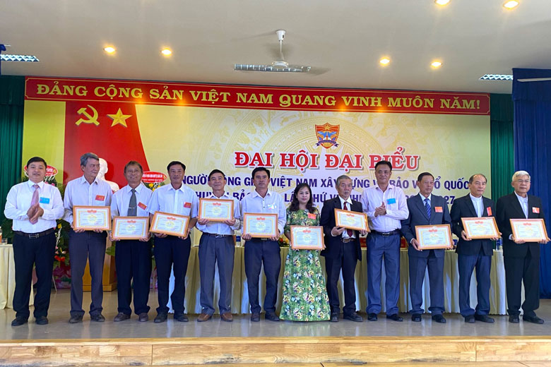 Các tập thể và cá nhân đã có nhiều thành tích trong các hoạt động của Ban Đoàn kết Công giáo huyện nhiệm kỳ 2017 – 2022 nhận khen thưởng