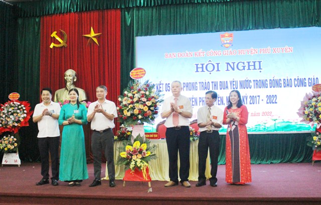 Lãnh đạo huyện tặng hoa chúc mừng hội nghị