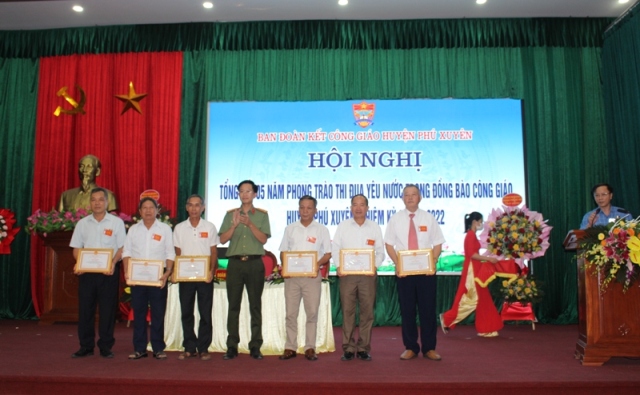 Các tập thể, cá nhân được khen thưởng