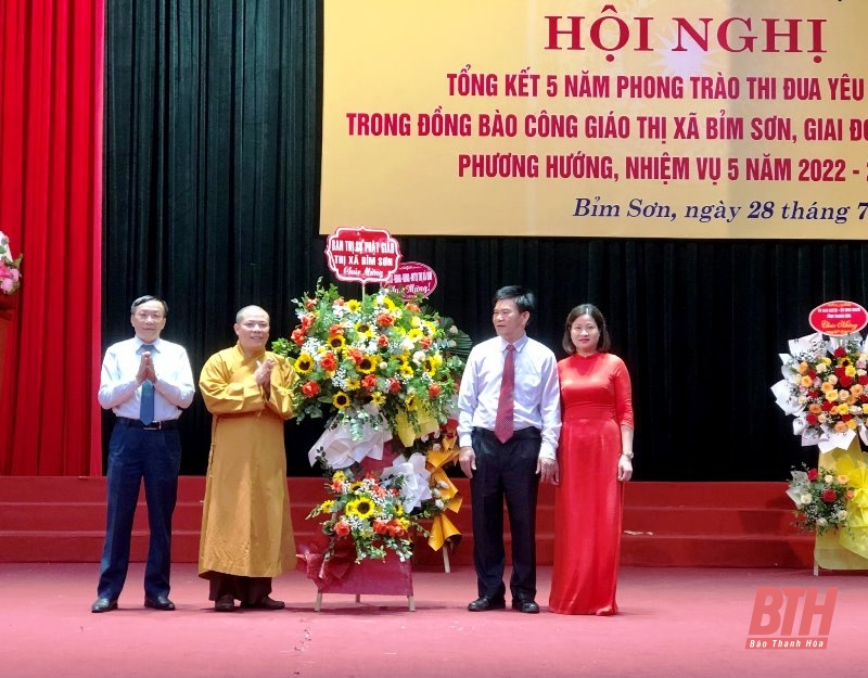 Đại diện các ban ngành đoàn thế chúc mừng hội nghị.