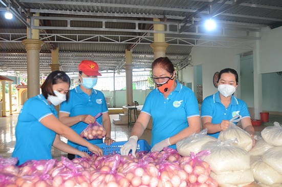 Chị Bùi Thị Thu Diễm, Chủ tịch Hội LHPN phường 12, TP. Vũng Tàu (bìa phải) chuẩn bị các phần quà tặng người dân gặp khó khăn do dịch COVID-19 vào cuối năm 2021.
