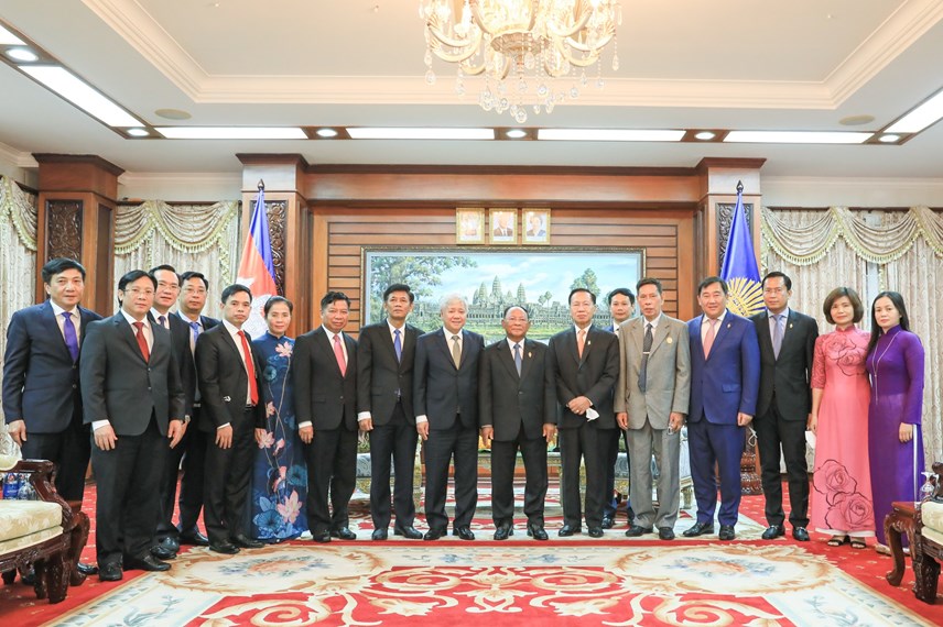 í thư Trung ương Đảng, Chủ tịch UBTƯ MTTQ Việt Nam Đỗ Văn Chiến và Đoàn đại biểu UBTƯ MTTQ Việt Nam chào xã giao Chủ tịch Quốc hội Vương quốc Campuchia, Chủ tịch Hội đồng Quốc gia Mặt trận Đoàn kết Phát triển Tổ quốc Campuchia Samdech Heng Samrin