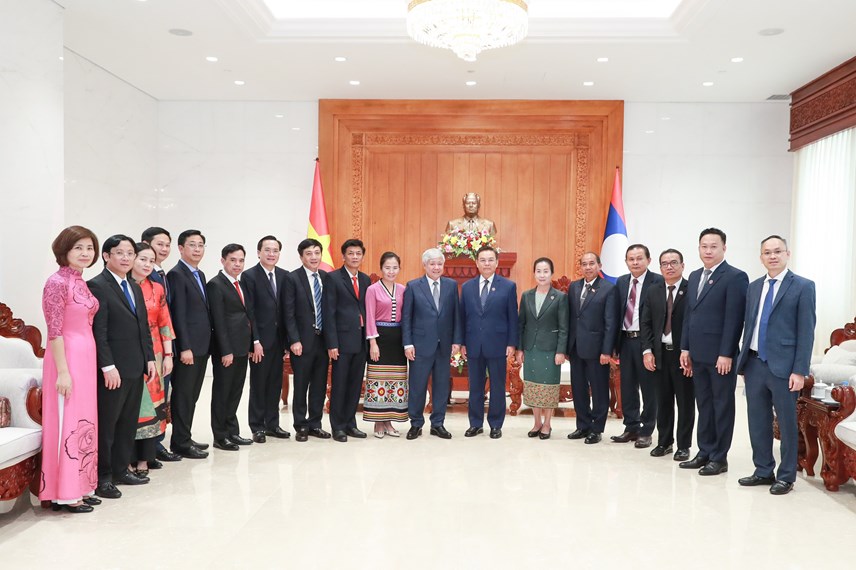 Chủ tịch Quốc hội nước CHDCND Lào Xaysomphone Phomvihane và Bí thư Trung ương Đảng, Chủ tịch UBTƯ MTTQ Việt Nam Đỗ Văn Chiến chụp ảnh lưu niệm với các đại biểu.