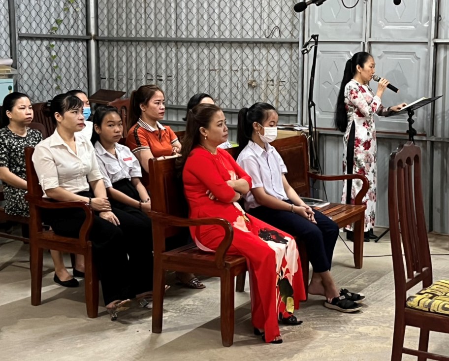 Giáo dân tham dự thánh lễ tại giáo điểm Côn Sơn trong điều kiện cơ sở vật chất đơn sơ.