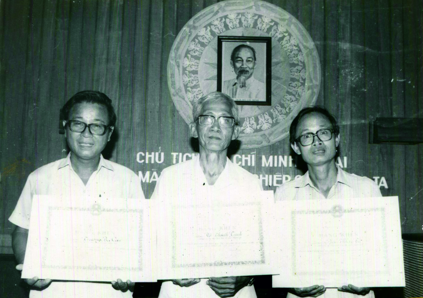 Cha cố Phêrô Võ Thành Trinh (ở giữa)