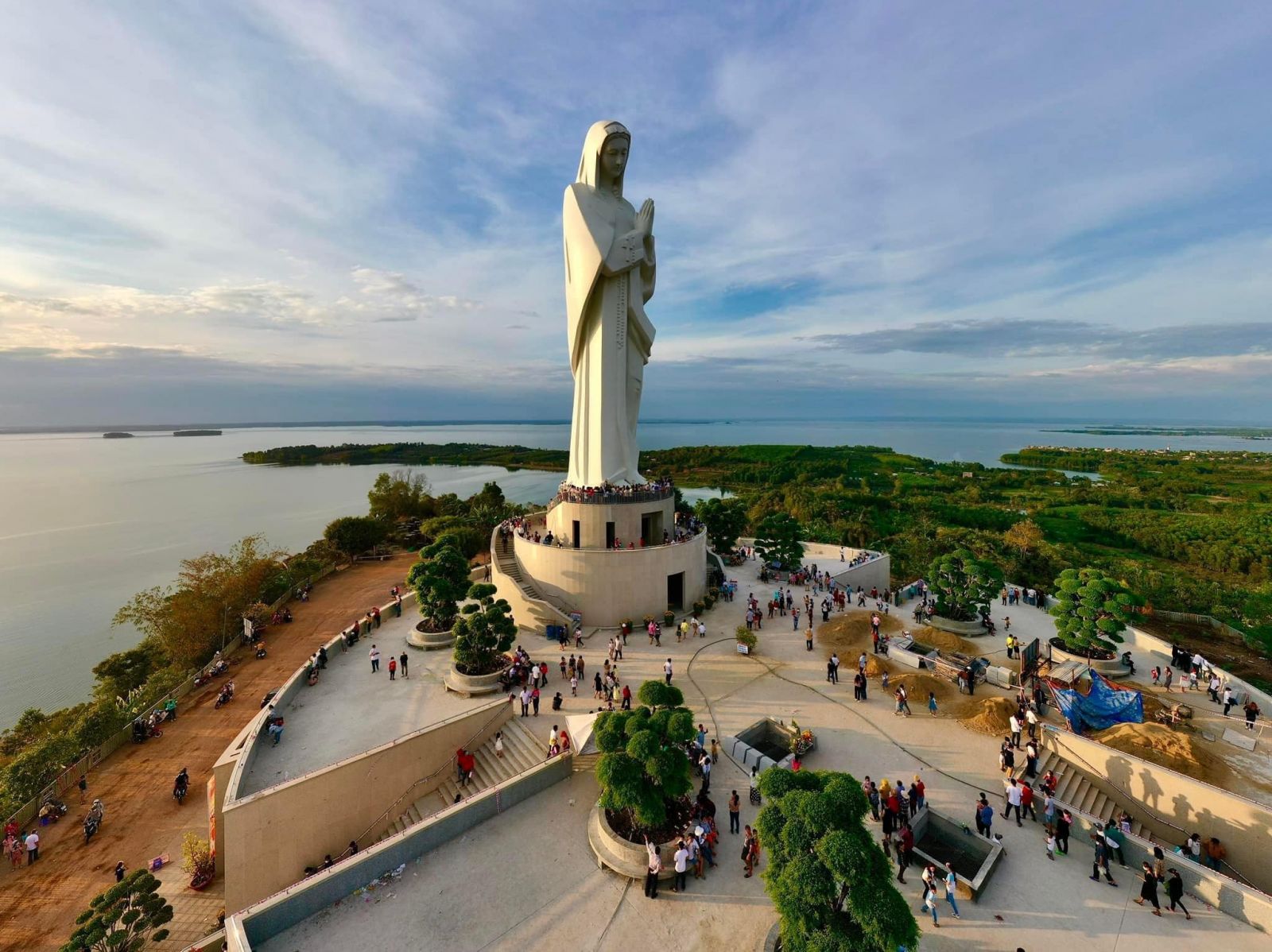 Trung tâm hành hương Đức Mẹ Núi Cúi, điểm hành hương mới cho người Công giáo và là địa điểm du lịch thu hút du khách của tỉnh Đồng Nai. 