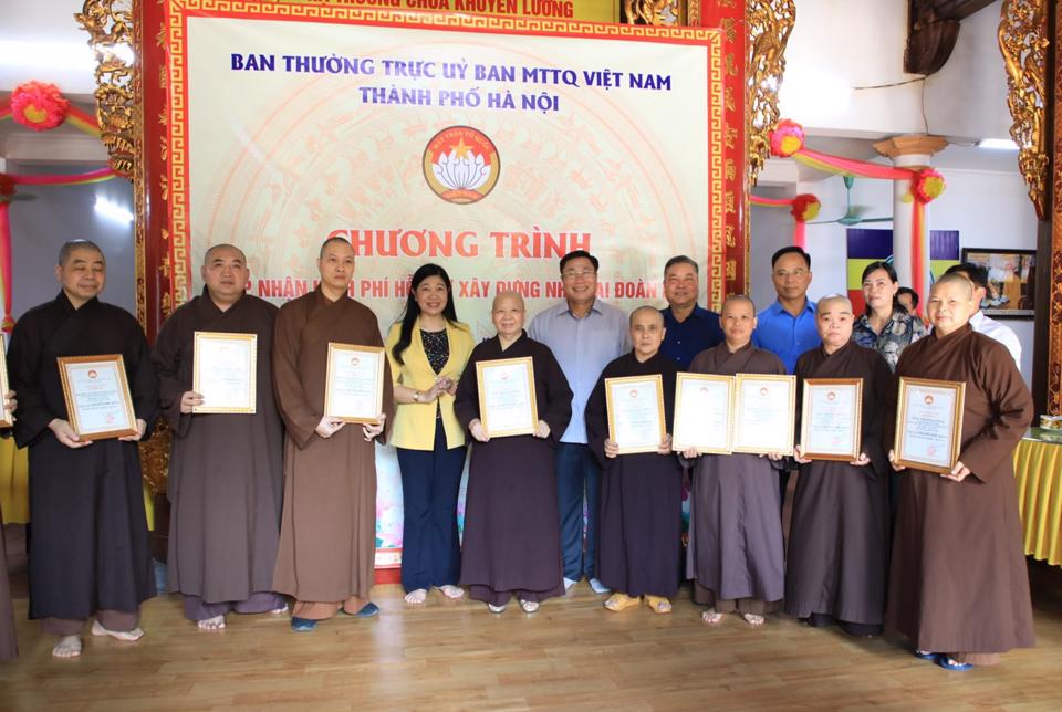 Chủ tịch Ủy ban MTTQ Việt Nam TP. Hà Nội Nguyễn Lan Hương tiếp nhận ủng hộ của các Hòa thượng, Thượng tọa, Ni sư, Đại đức. 