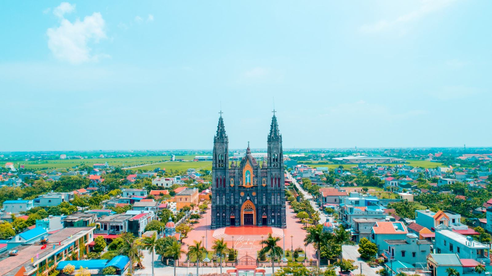 Quang cảnh giáo xứ Đền thánh Hưng Nghĩa, giáo phận Bùi Chu.