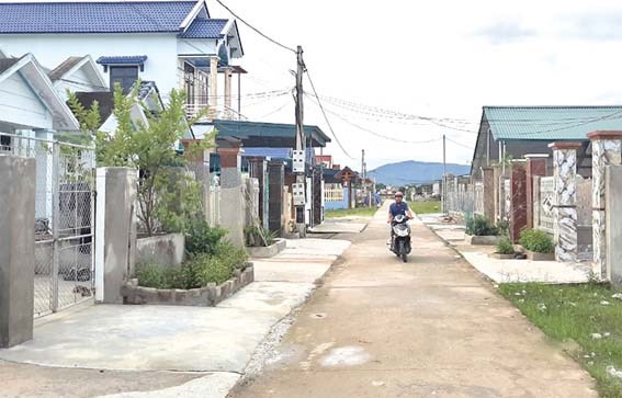  Nơi ở của các hộ dân đồng bào công giáo sinh sống trên sông được lên bờ tại khu dân cư Duệ Thôn, xã Định Tiến (Yên Định) khang trang, sạch đẹp.