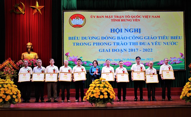 Các tập thể đồng bào Công giáo có thành tích xuất sắc trong thực hiện các cuộc vận động, phong trào thi đua yêu nước được UBND tỉnh tặng Bằng khen