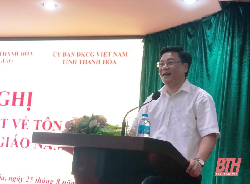 Bà Lê Thị Huyền, Phó Chủ tịch Ủy ban MTTQ tỉnh, truyền đạt chuyên đề 2 tại hội nghị.