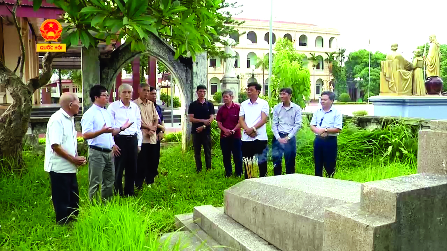 Bên mộ linh mục Phôrô tại nhà thờ An Huy, huyện Đại Từ, tỉnh Thái Nguyên. 