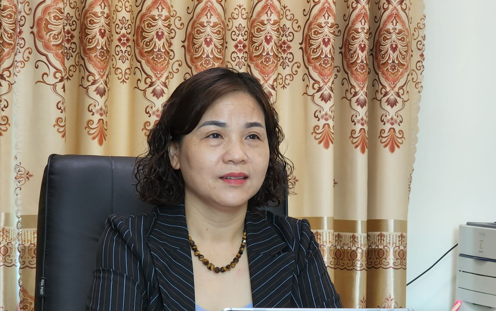 Bà Hoàng Thị Bạch Yến - Ủy viên Ban Thường vụ Huyện ủy, Phó trưởng Ban Chỉ đạo Công tác tôn giáo huyện Đại Từ trao đổi với Phóng viên. 