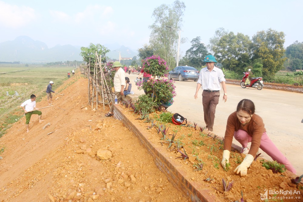 Bà con lương - giáo xã Kỳ Tân (Tân Kỳ) đồng lòng hiến đất mở đường. 