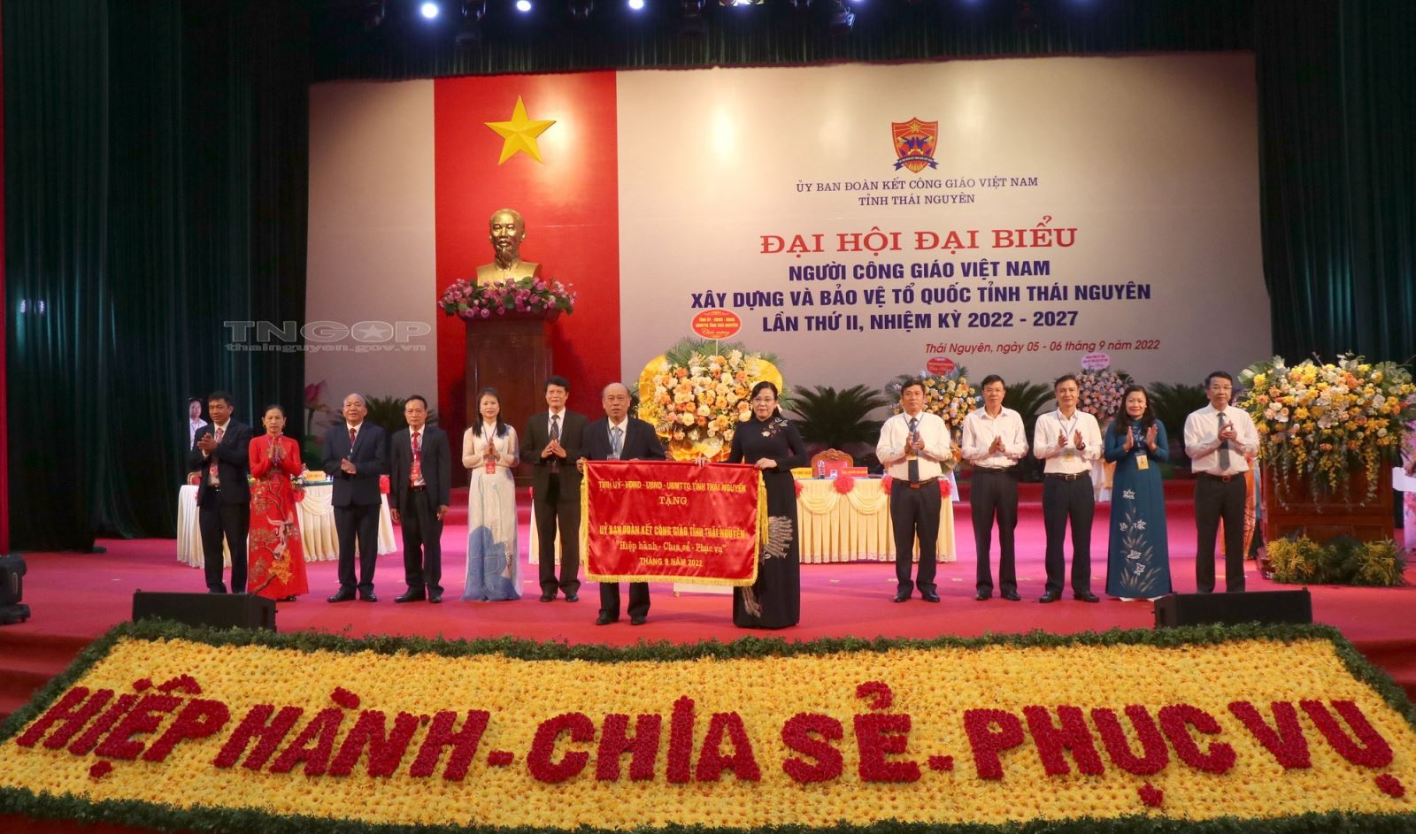 Bà Nguyễn Thanh Hải, Bí thư Tỉnh ủy tặng Cờ lưu niệm của Tỉnh ủy - HĐND - UBND - Ủy ban MTTQ tỉnh cho Ủy ban ĐKCG Việt Nam tỉnh Thái Nguyên.