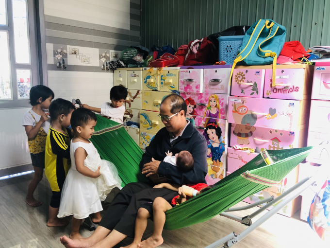 Dù không phải là người thân sinh ra các con song tình yêu của Đaminh dành cho các con quá lớn.