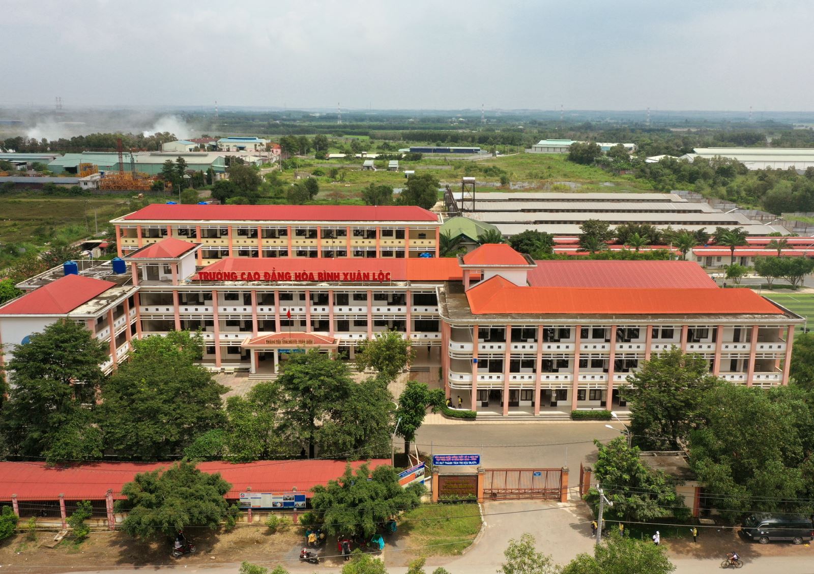 Với phương châm “Thăng tiến con người toàn diện”, Trường Cao đẳng Hòa Bình Xuân Lộc đào tạo các học sinh trở thành những con người có ích cho bản thân, cho gia đình, cho xã hội và Giáo hội, là những người thợ có tay nghề cao và có đạo đức nghề nghiệp.	