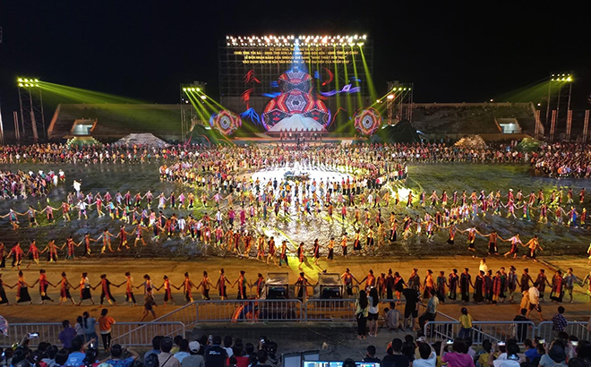 Quang cảnh sân khấu chính Lễ đón nhận Bằng của UNESCO ghi danh “Nghệ thuật Xòe Thái” vào danh sách Di sản Văn hóa phi vật thể đại diện của nhân loại và khai mạc Lễ hội Văn hóa - Du lịch Mường Lò, khám phá Danh thắng Quốc gia đặc biệt Ruộng bậc thang Mù Cang Chải năm 2022 trước ngày khai mạc.