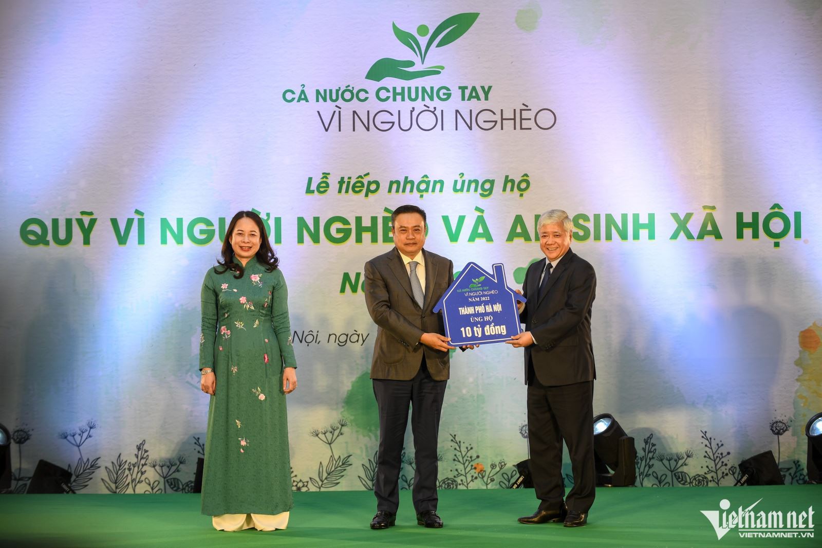Ông Đỗ Văn Chiến, Bí thư Trung ương Đảng, Chủ tịch UBTƯ MTTQ Việt Nam tiếp nhận ủng hộ Quỹ 10 tỉ đồng từ UBND TP. Hà Nội. 