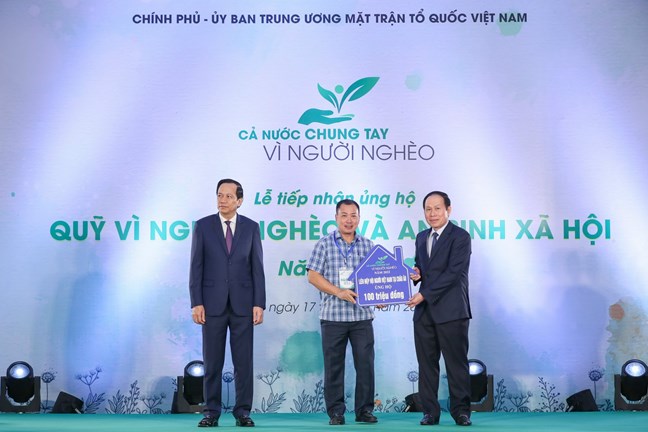 Ông Lê Tiến Châu, Ủy viên Trung ương Đảng, Phó Chủ tịch - Tổng Thư ký Ủy ban Trung ương MTTQ Việt Nam và ông Đào Ngọc Dung, Ủy viên Trung ương Đảng, Bộ trưởng Bộ Lao động, Thương binh và Xã hội tiếp nhận ủng hộ 