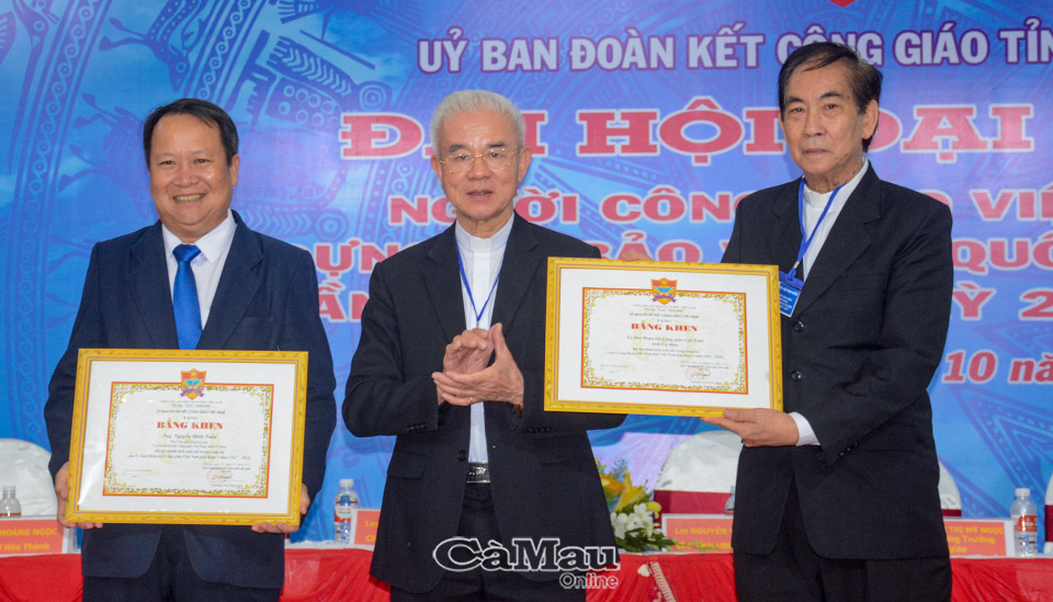 Để ghi nhận những đóng góp của Ủy ban Đoàn kết Công giáo tỉnh Cà Mau trong nhiệm kỳ qua, Trung ương Ủy ban Đoàn kết Công giáo Việt Nam khen thưởng 1 tập thể và 2 cá nhân. Ảnh: Linh mục Trần Xuân Mạnh, Chủ tịch Trung ương Ủy ban Đoàn kết Công giáo Việt Nam, trao bằng khen của Trung ương Ủy ban Đoàn kết Công giáo Việt Nam.