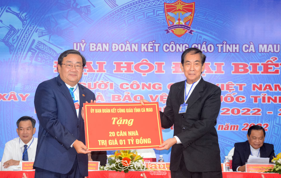 Dịp này, Ủy ban Đoàn kết Công giáo tỉnh tặng 20 căn nhà trị giá 1 tỷ đồng cho tỉnh Cà Mau. Ảnh: Chủ tịch Ủy ban MTTQ Việt Nam tỉnh Trần Văn Hiện tiếp nhận bảng tượng trưng 20 căn nhà từ Linh mục Phaolô Nguyễn Văn Vinh, Chủ tịch Ủy ban Đoàn kết Công giáo tỉnh.